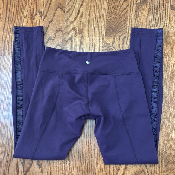 Lululemon running leggings with pockets and satin shirring detail, size 8 - Picture 3 of 3